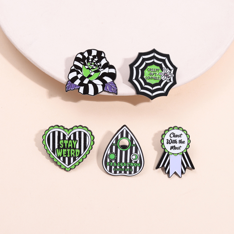 Chost With The Most Enamel Pin - Board Game Horror recension och pris